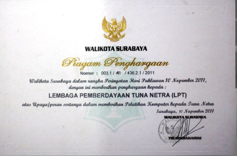 Piagam penghargaan dari Wali Kota Surabaya Trirismaharini. | Istimewa.